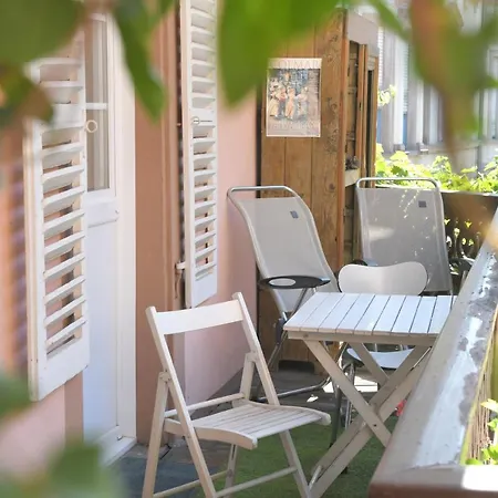 Le Balcon